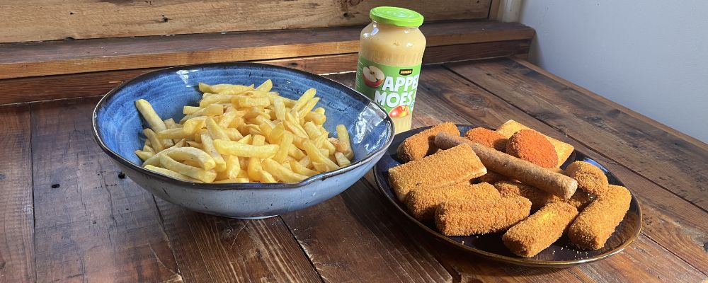Patat, snack en appelmoes
